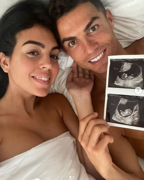 Cristiano Ronaldo confirma gravidez da mulher e anuncia que casal espera gêmeos