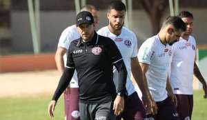 Série D: Elano pede 'pés no chão e muito trabalho' para Ferroviária conquistar acesso