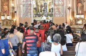 Time na zona de rebaixamento da Série B troca treino por missa