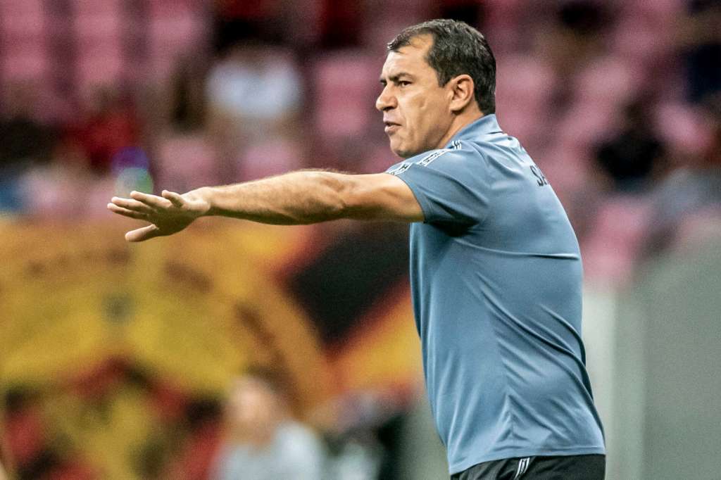 Buscando ajustar ataque do Santos, Carille tem conversa ao pé do ouvido de Ângelo