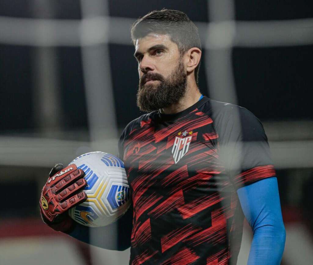 Após vitória sobre Grêmio, Fernando Miguel cutuca jogador dispensado pelo Atlético-GO