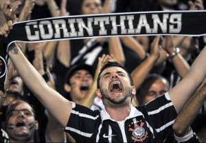 Corinthians pede para torcida respeitar protocolos em estádio para evitar punição