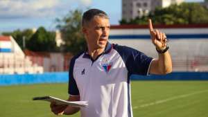Treinador do Fortaleza sai em defesa do elenco após goleada