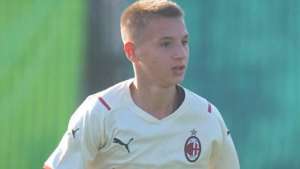 Alô, Pelé, Messi e CR7! Companheiro do filho de Seedorf, promessa do Milan chega a 483 gols