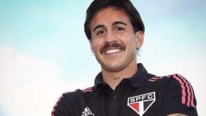 Gringo do São Paulo se surpreende com futebol brasileiro: 'Corro 3 quilômetros a menos'