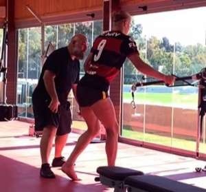 Lesionado há um mês, craque europeu treina com a camisa do Flamengo