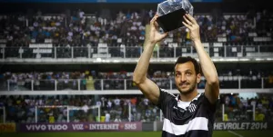 Capitão do tricampeonato da Libertadores deixa rival e chega ao Santos para ajudar time na luta contra o Z4