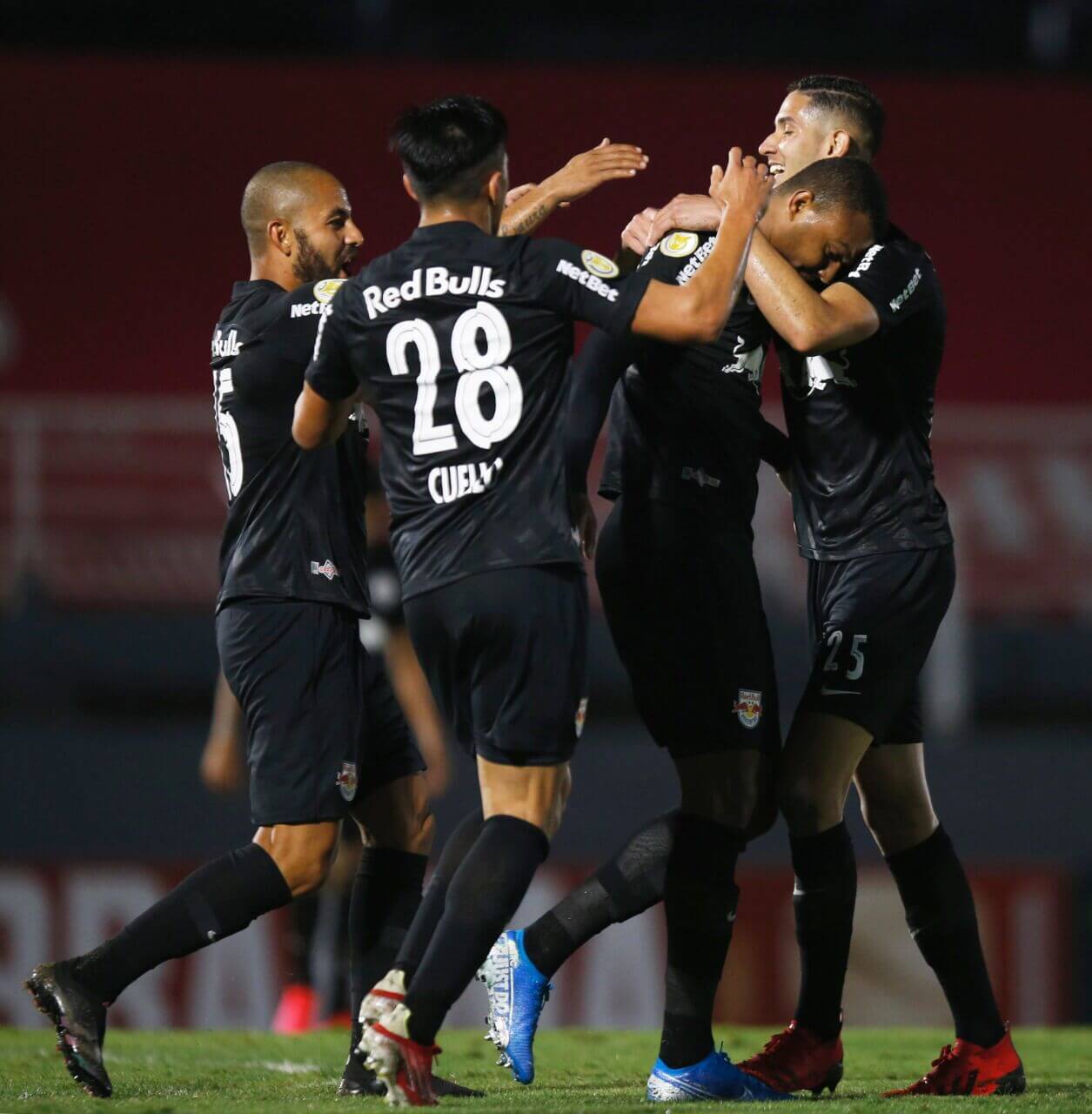 jogadores red bull bragantino comemoracao