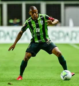 Volante do América-MG destaca postura agressiva como fator importante em boa sequência