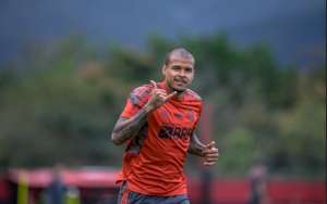 Renato explica situação física de Kenedy e pede calma: 'Muito tempo sem jogar'