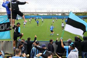 Grêmio ganha apoio da torcida em último treino antes de estreia de Mancini