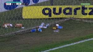 Santistas jogam lixo no gramado e acertam árbitro com baqueta em derrota na Vila