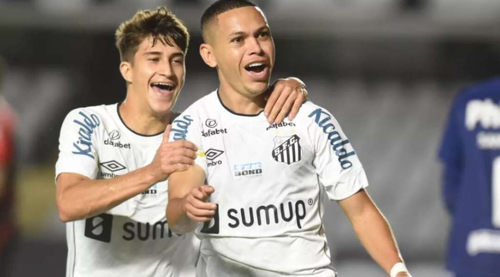 Com Santos na seca há um mês, Carille pensa em manter três zagueiros e colocar Tardelli fora do ataque