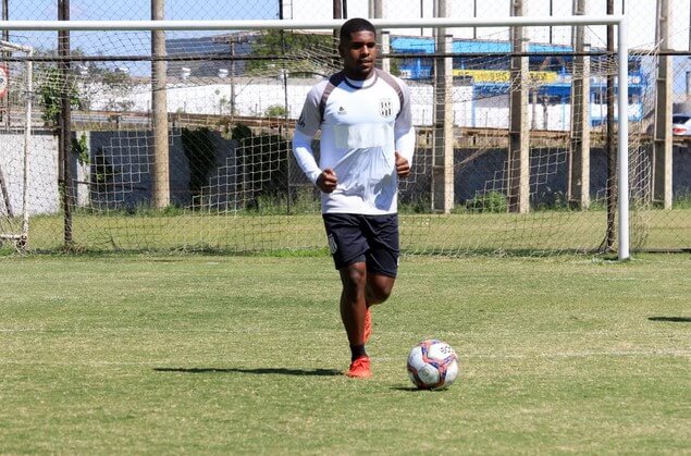 Animado com a volta da torcida, volante da Ponte Preta evita falar de salários atrasados: “Assunto interno”