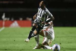 Atacante garante permanência no Santos e lamenta fase ruim do time