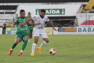 Comercial anuncia empréstimo de lateral-direito para reduzir folha salarial