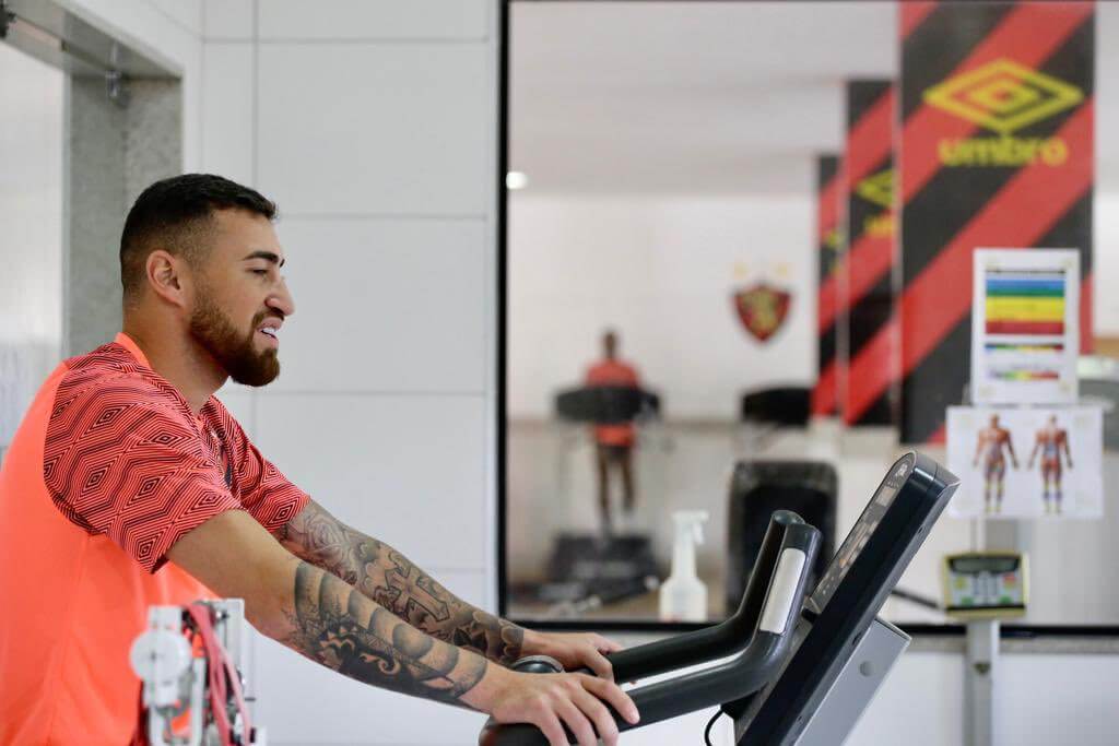 Agora a confusão é dentro de campo. Atacante do Sport discute com técnico e não pega Grêmio