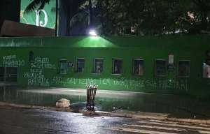 Torcida do Palmeiras picha muro do Allianz Parque após derrota