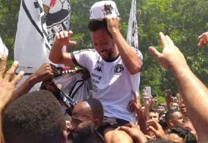 Antes do embarque para Recife, torcida faz festa e carrega jogadores do Vasco