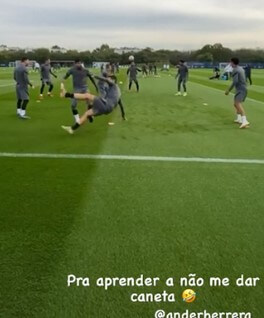 Neymar toma ‘caneta’ em treino e ‘levanta’ companheiro: “Vai ter volta”