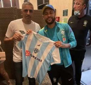 Conterrâneo de Neymar, ex-jogador presenteia craque da Seleção com camisa de clube da Série C