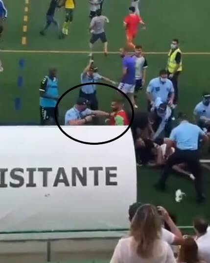 Jogo na Europa tem tiros da polícia e treta entre jogadores e torcedores; VÍDEO AQUI! 3 policiais 1