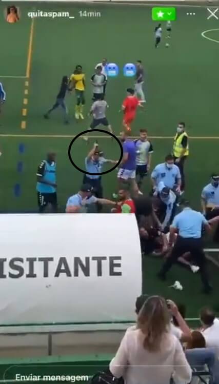 Jogo na Europa tem tiros da polícia e treta entre jogadores e torcedores; VÍDEO AQUI! 2 policial arma