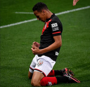 Destaque no Estadual, jovem atacante do Atlético-GO ganha espaço no time titular durante o Brasileirão