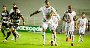 Ficou doidão ! Zagueiro do XV pisa e rasga camisa do São Caetano. VEJA AQUI !