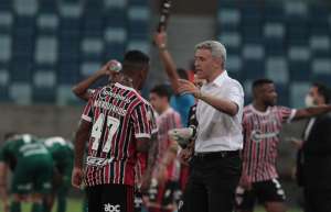 Mesmo com São Paulo lutando contra queda, Crespo diz que temporada é 