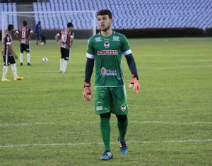 Por conta de dores no joelho, goleiro decide encerrar a carreira aos 26 anos