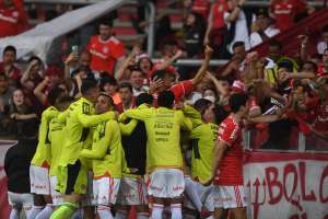 Internacional 1 x 0 Grêmio - Colorado 'rebaixa' rival em jogo com confusão e 'caixão' em campo