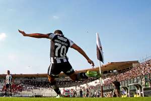 Série B: Árbitro cita invasão, conflitos e objetos jogados em São Januário após massacre do Botafogo sobre Vasco