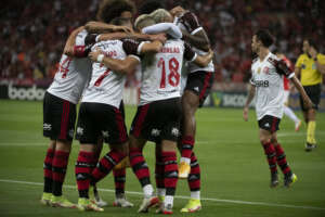 Internacional 1 x 2 Flamengo - Rubro-Negro se garante no G4 e segue com chances de título