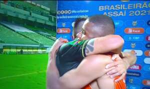 Jogadores do América-MG dedicam vitória sobre Chapecoense para um dos sobreviventes de tragédia