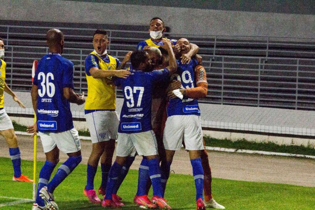 Série B tem quatro clubes envolvidos no acesso e três na luta contra o rebaixamento