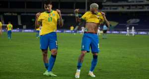 Após baladas e suposto 'pega' com global, Neymar sente lesão e não joga contra a Argentina