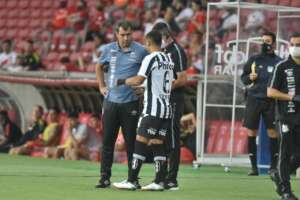 Menos preocupado com queda, Carille projeta vaga do Santos na Sul-Americana