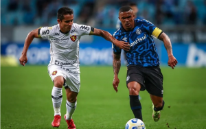 Douglas Costa não joga toalha no Grêmio, mas avisa direção: 'Não é só superávit'