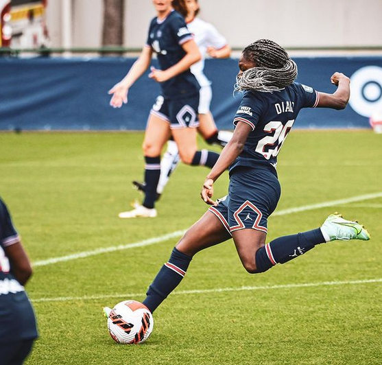 Meia é presa suspeita de armar agressão contra colega de PSG para ficar com vaga