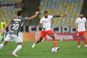 Edenílson reconhece má fase do Internacional e pede humildade por vaga na Libertadores