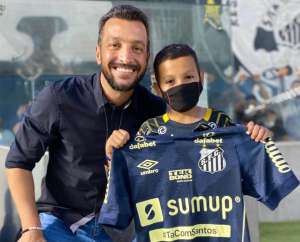 Bruninho volta à Vila Belmiro e recebe camisa do Peixe