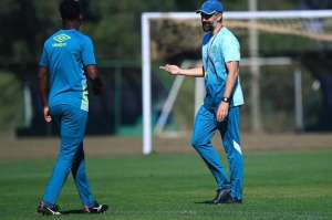 Técnico interino enaltece entrega da Chapecoense, mas lamenta derrota com gol no finalzinho: 'Dói demais'