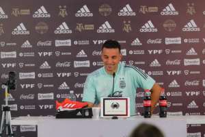 Scaloni afirma que conta com Agüero na seleção argentina 'o mais breve possível'