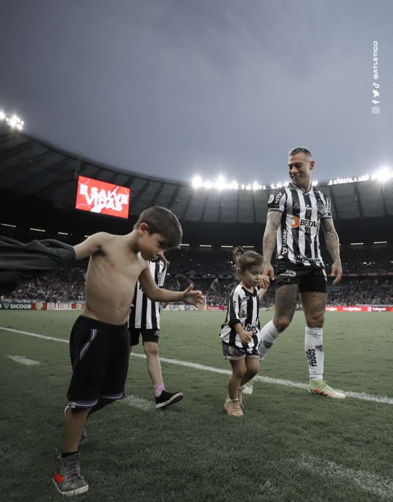 Atacante enaltece vitória na busca do Atlético-MG pelo título; Goleiro brinca e pede aumento da capacidade do Mineirão
