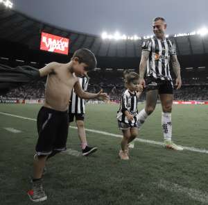 Atacante enaltece vitória na busca do Atlético-MG pelo título; Goleiro brinca e pede aumento da capacidade do Mineirão