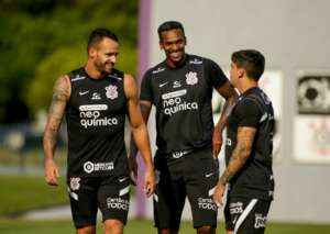 Com o retorno de Willian, Corinthians treina de olho no clássico de domingo com o Santos