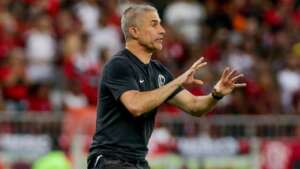 Sylvinho diz que tem apoio no Corinthians e defende Gabriel: 'Se doa demais'