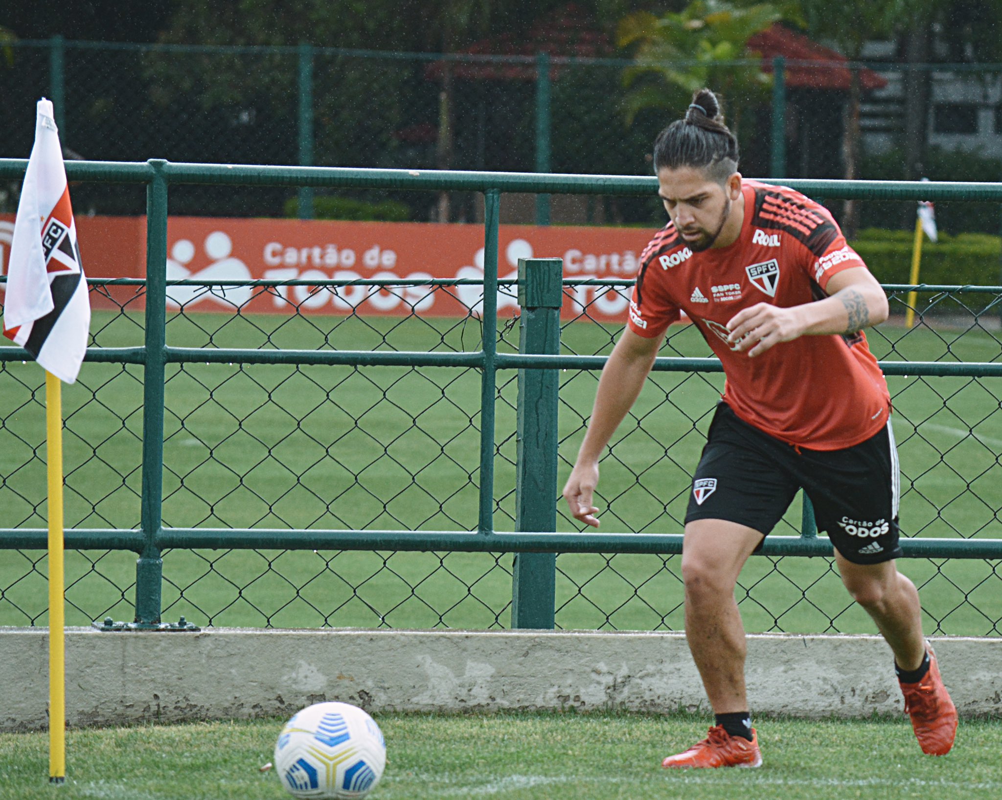 Sem pressão após vitória no clássico, São Paulo se reapresenta com Calleri