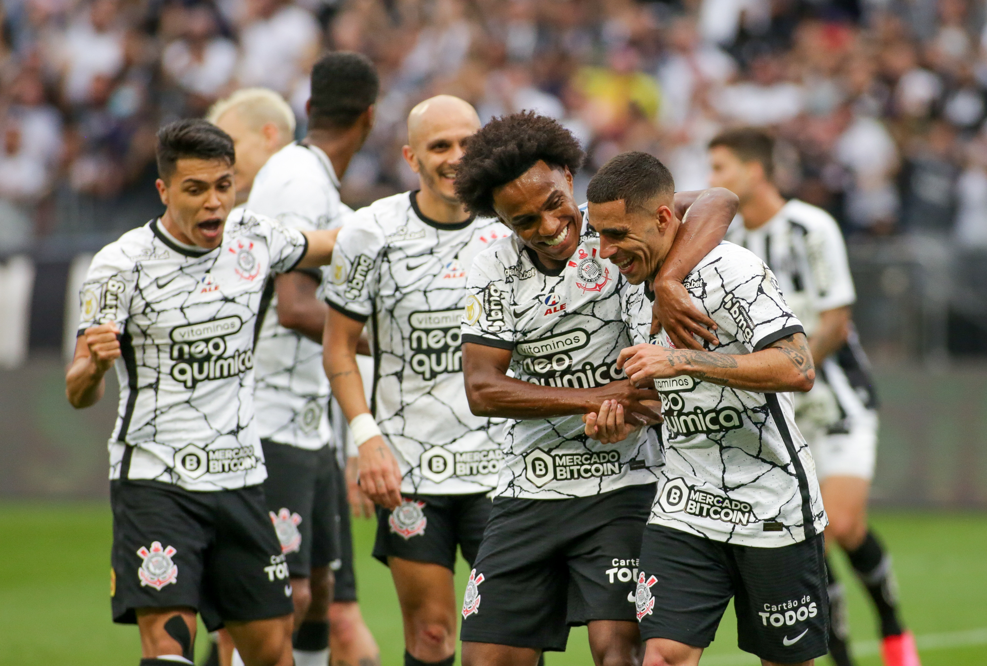 BRASILEIRÃO: Corinthians vence clássico e entra no G4, enquanto Flu cola no G6